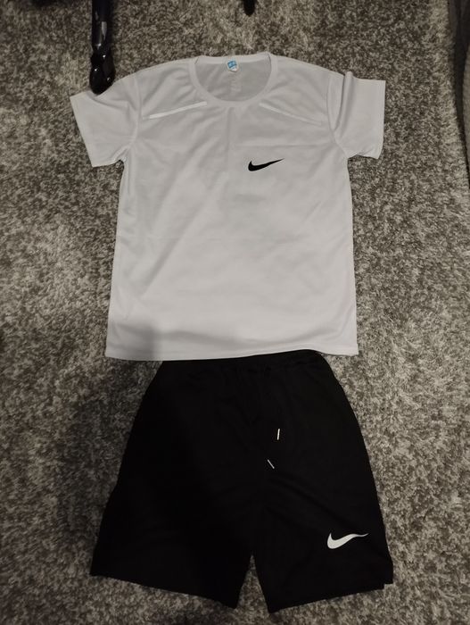 Krótki set Nike sportowy
