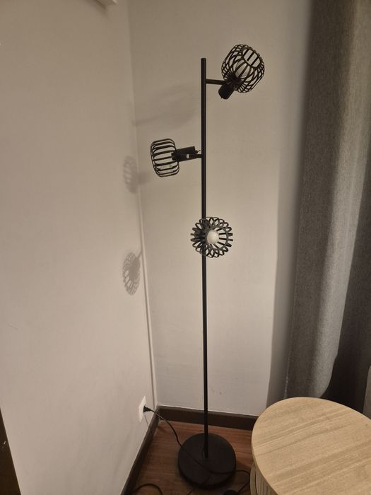 Candeeiro de pé preto