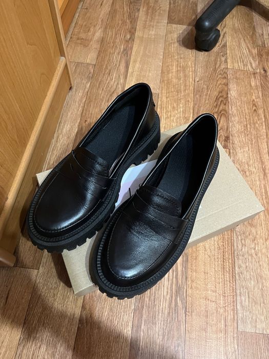 Чорні класичні шкіряні лофери