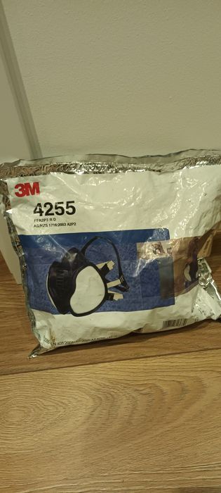 Maska przeciw gazowa 3M z pochłaniaczem