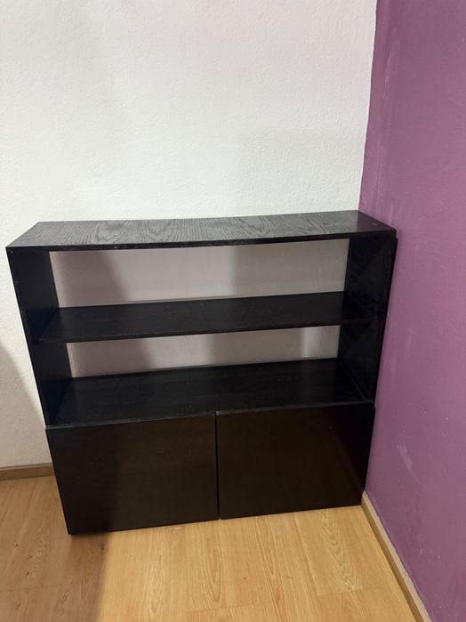 Móvel/Estante em madeira preta.