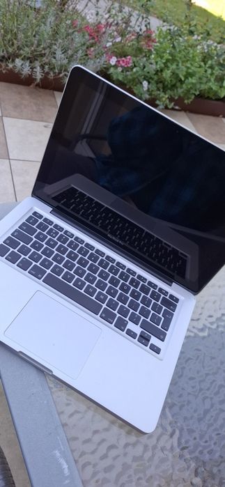 Macbook pro. Srebrny