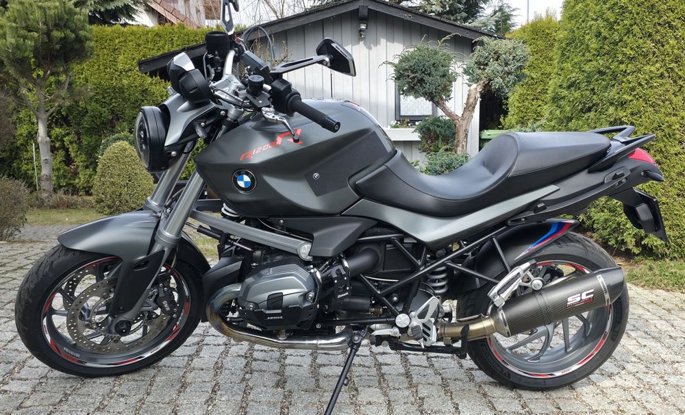 Sprzedam mega doinwestowany motocykl BMW R1200R z 2011 roku.