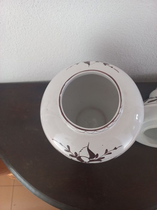Peça decorativa em  cerâmica vidrada. Pote com tampa