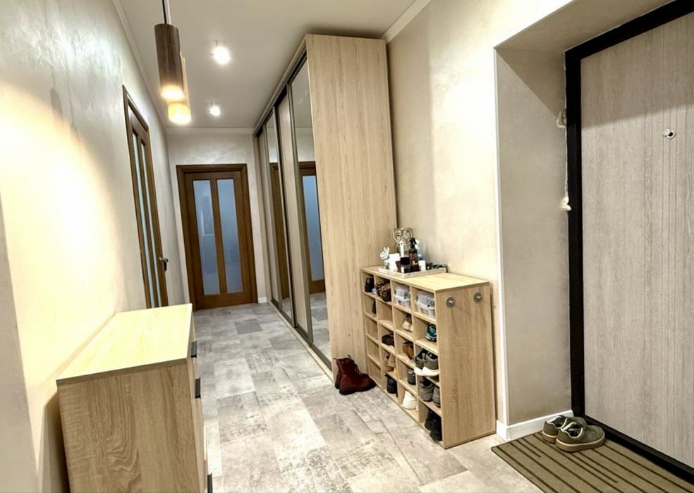 Просторная 2-к с кухней-студией в самом центре! Мин. оформление!