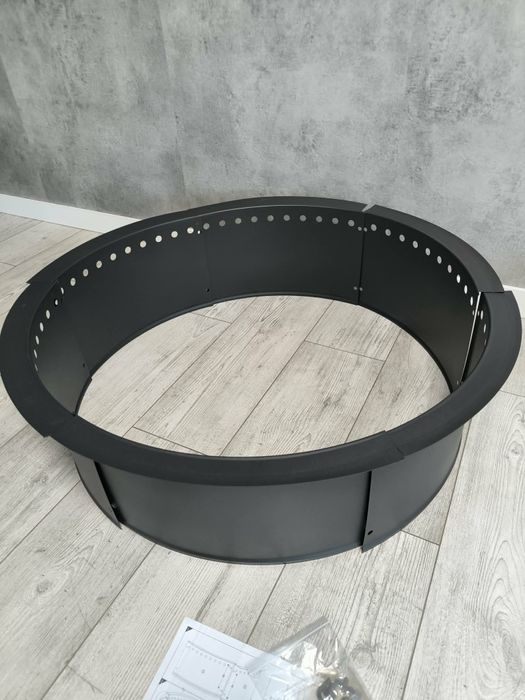 Nowy metalowy pierścień paleniskowy