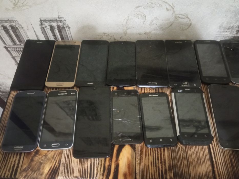 Лот сенсорних телефонів 100 шт