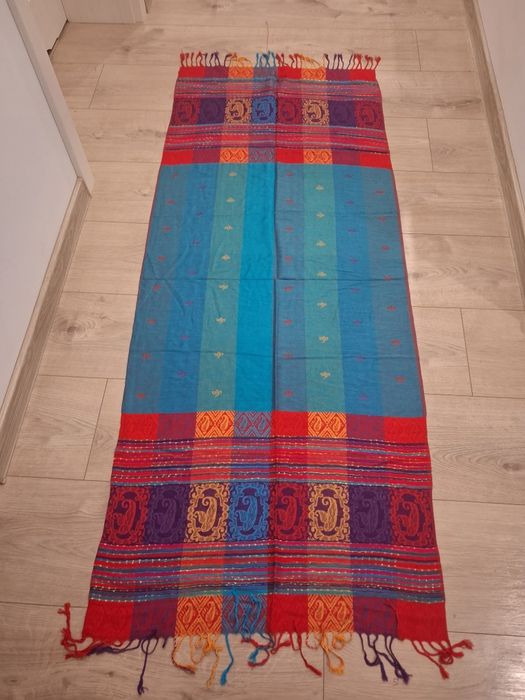 *Wielobarwny szal damski.