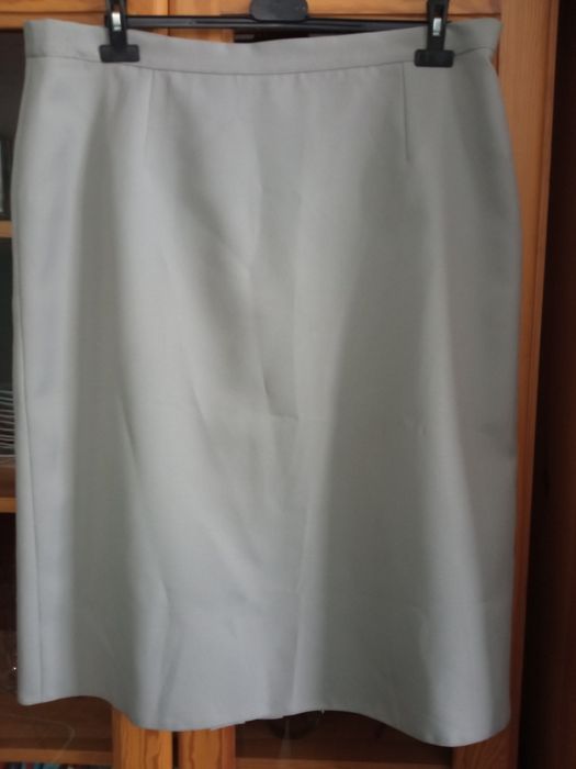Elegancka siwa prosta spódnica