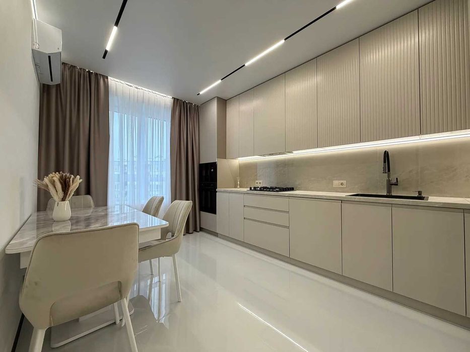 Стильна трикімнатна біля міського озера