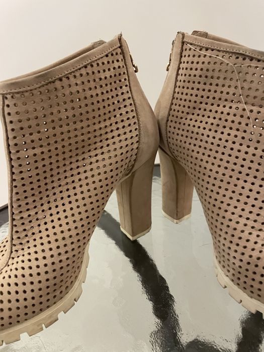 Buty na obcasie z grubą podeszwą