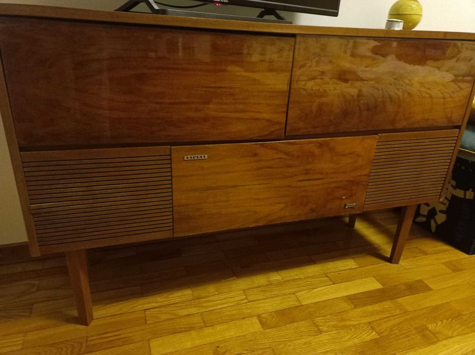 Móvel vintage com gira-discos e rádio