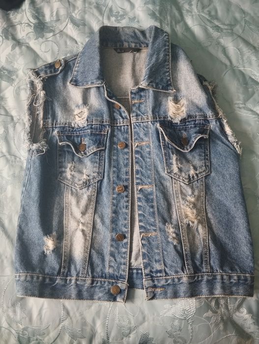 Продам джинсову желетку