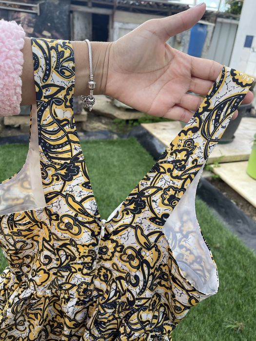 Vestido amarelo estampado