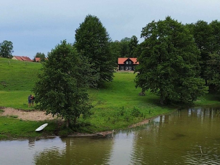 Dom na Mazurach nad brzegiem jeziora Buwełno - linia brzegowa
