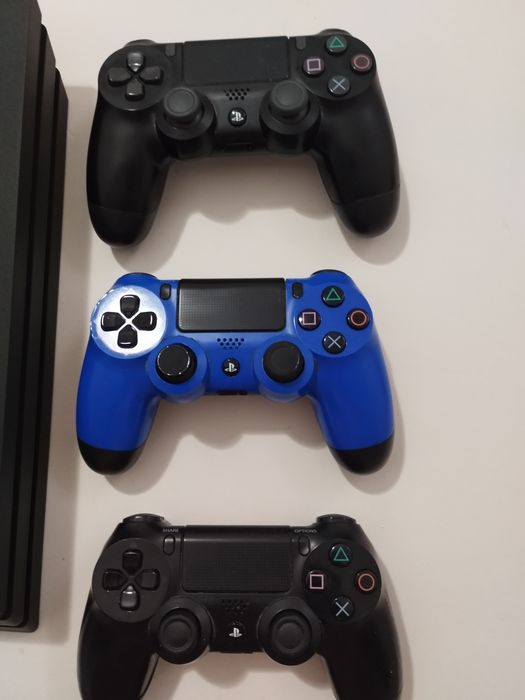 PS4 Pro em ótimo estado com 3 comandos