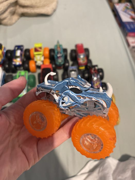 Машинки hot wheels  монстер трак(15 штук)