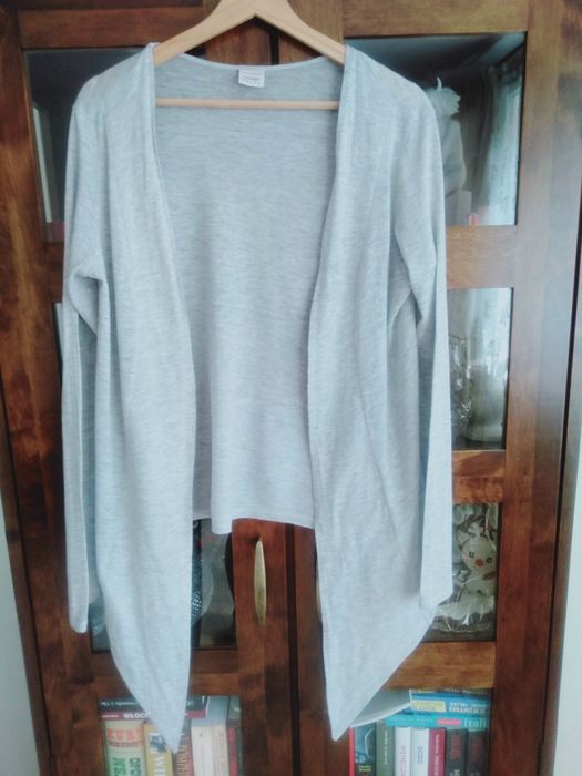 Narzutka damska w kolorze szarości.