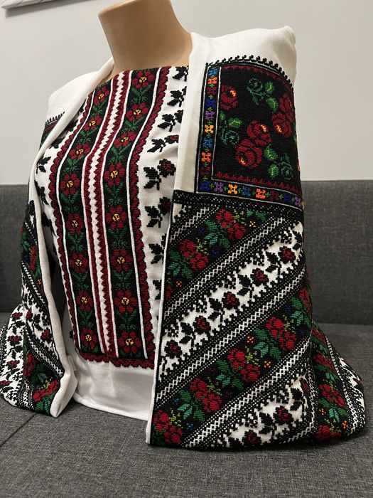 Жіноча борщівська вишиванка ручної роботи