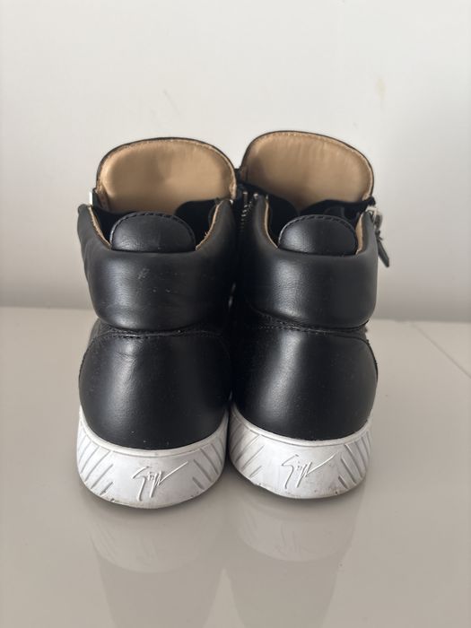Sapatos Giuseppe Zanotti (Reais) (Somente entrega em mão)