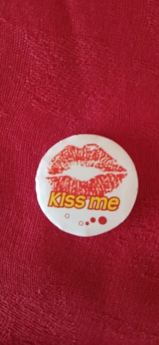 Crachá Kisse me, antigo