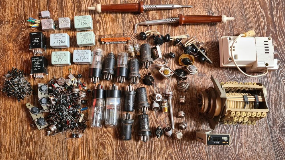 Радиодетали, платы, схемы, разъёмы, контакты.