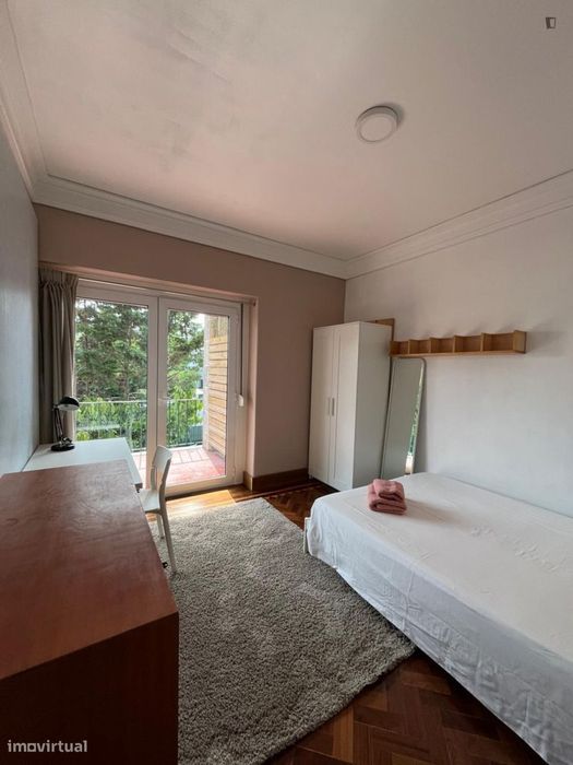 Quarto - localizado em Carcavelos Lisbon