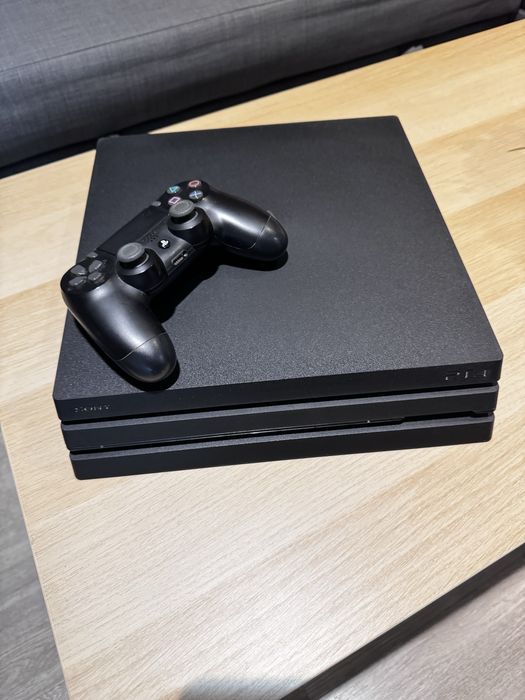 PS4 Pro 1TB + 2 Comandos