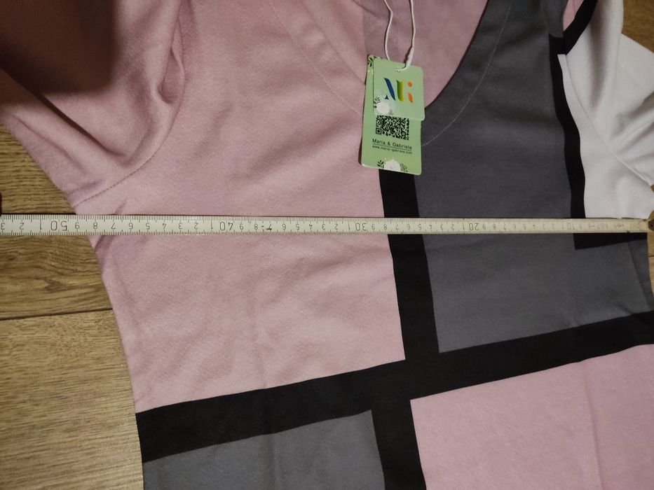 Sukienka z długim rękawem.