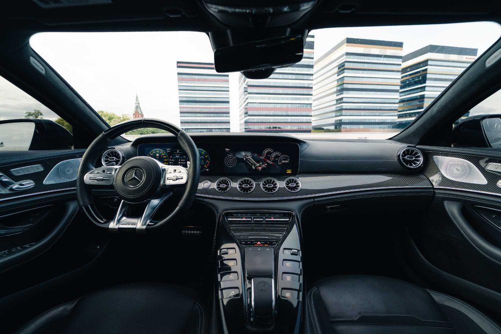 Wynajem Mercedes-AMG GT 63s V8-wypożyczalnia samochodów