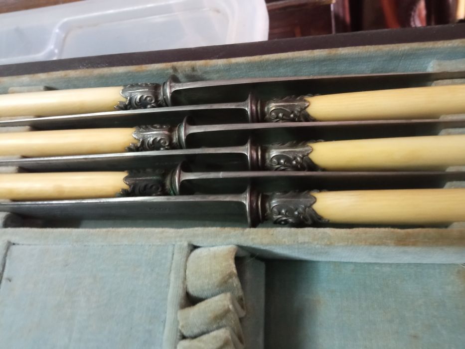 Cx com talheres. Material nobre