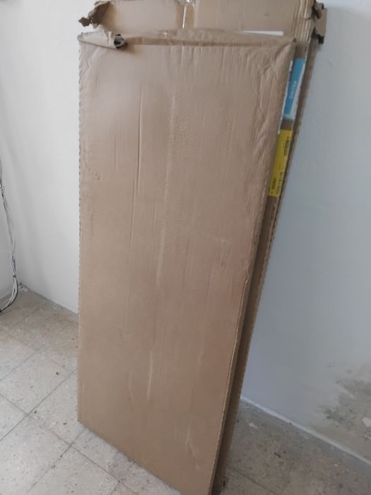 Tampos e portas brancas