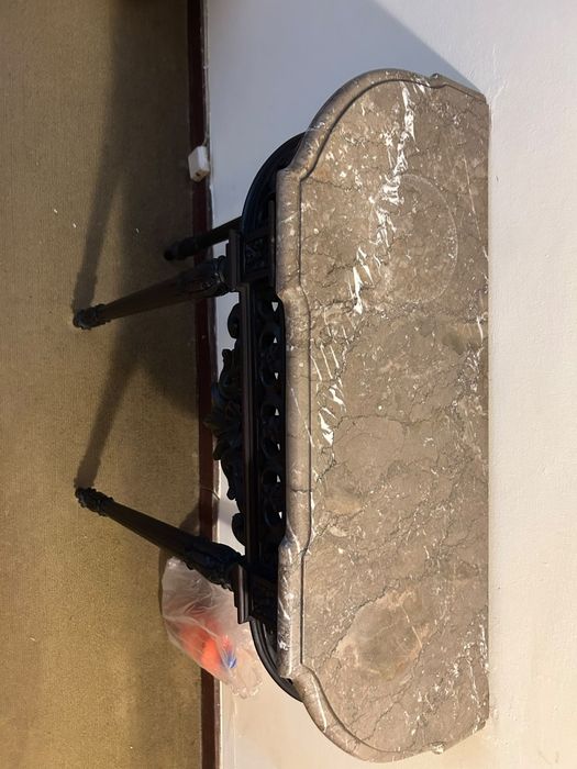 Mesinha de corredor com tampo em mármore