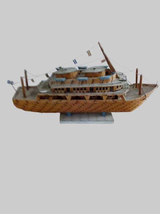 Vendo Barco Artesanal em Paus de Fósforo com Iluminação Funcional