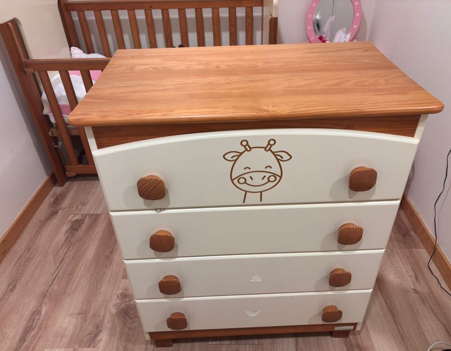 Quarto bebé  berço+ cómoda