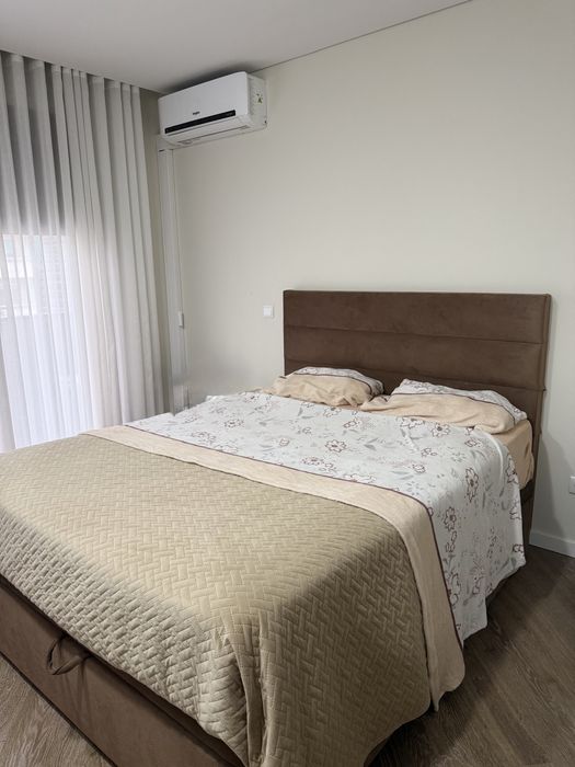 Cama de casal 140x195, (inclui colchão + 2 mesinhas de cabeceira)