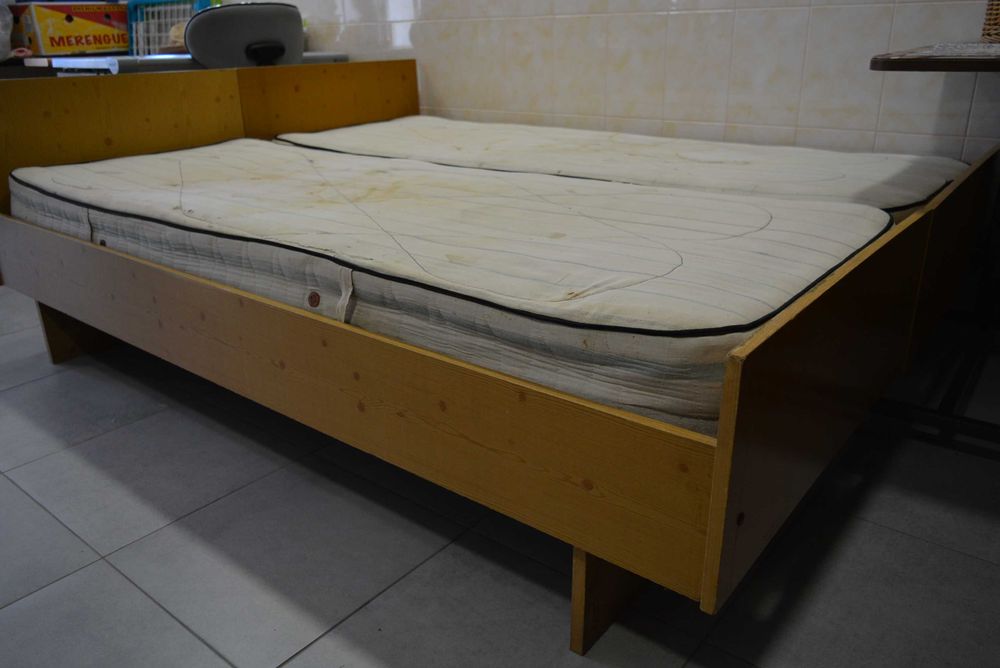 Кровать з матрацами