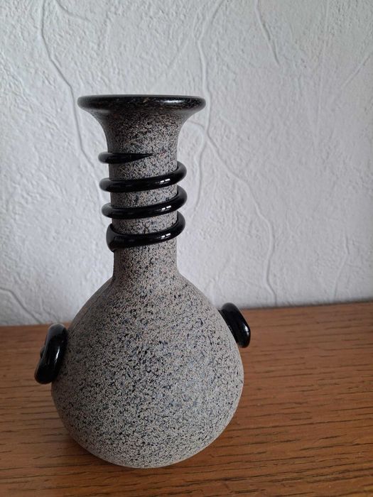 Wazon z czarną spiralą i guzikami- vintage