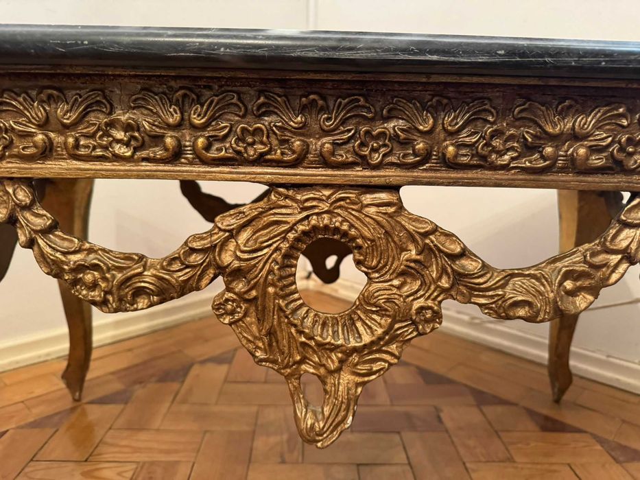Mesa de sala em mármore e dourada