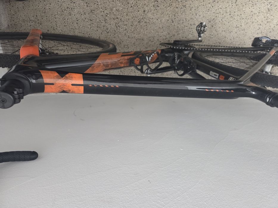 Bicicleta Gravel, KTM, Carbono, ano 2022, rodas DT swiss, Mono prato; cassete 10-50; prato pedaleiro 42 dentes,