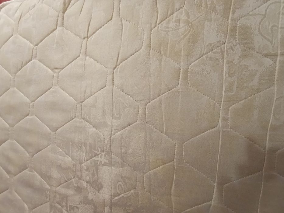 Матрац молочного кольору