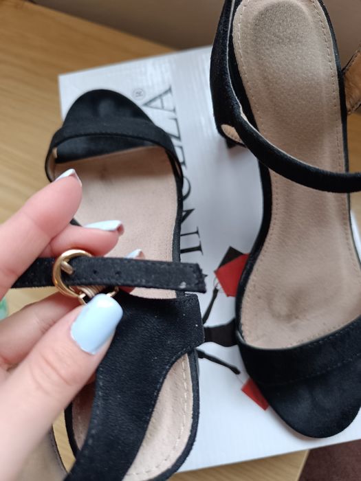 Czarne sandałki na słupku 39