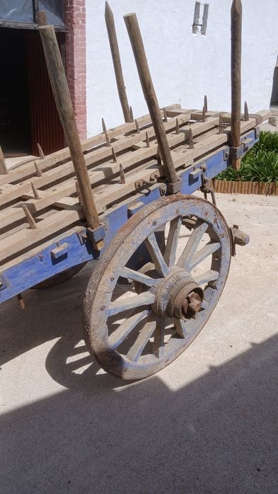 Carro de bois com grade e charrua