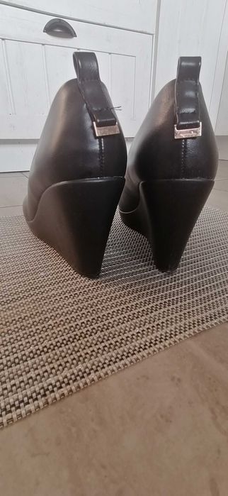 Buty na koturnie, czarne