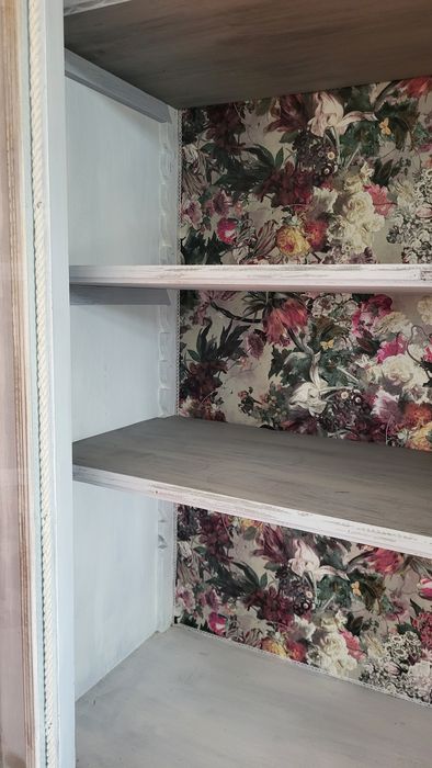 Biały kredens przerobiony na styl prowansalski