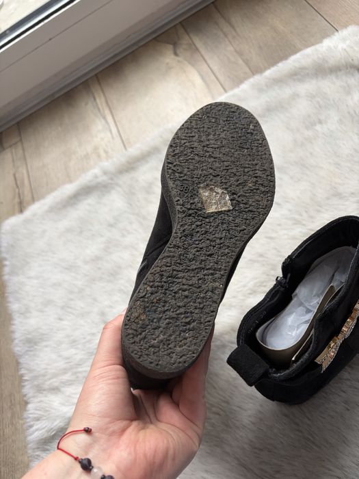 Czarne botki na koturnie jak nowe - gwarancja