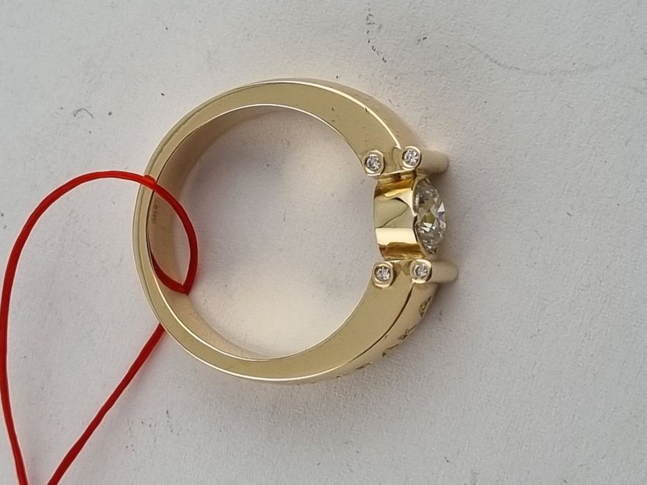 Золотое кольцо с бриллиантом