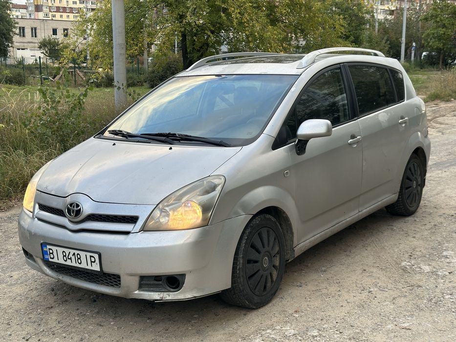 Продам Toyota Corolla Verso 2004 год