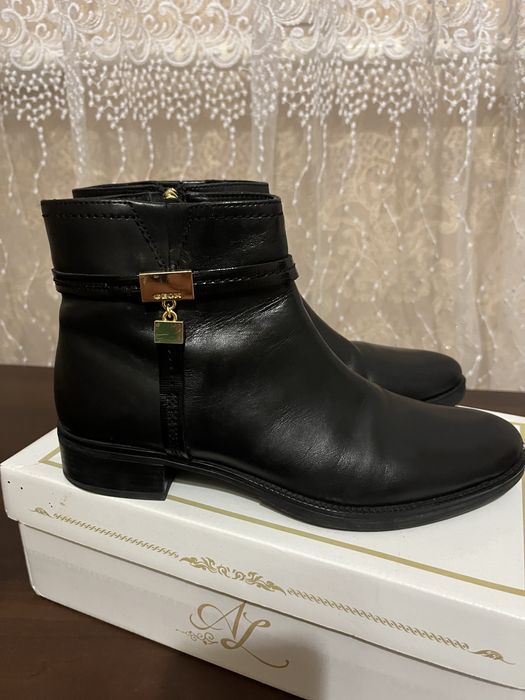 Жіночі шкіряні ботильони, черевики від Geox