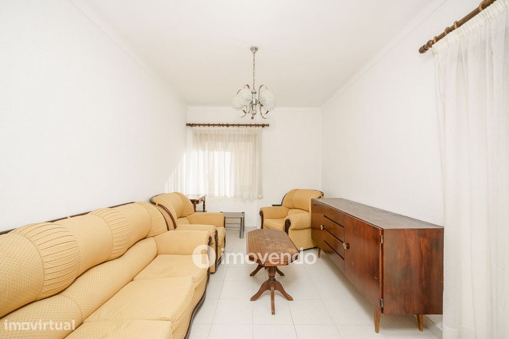 Apartamento T1 com varanda e a 200m da praia, no coração de Sesimbra